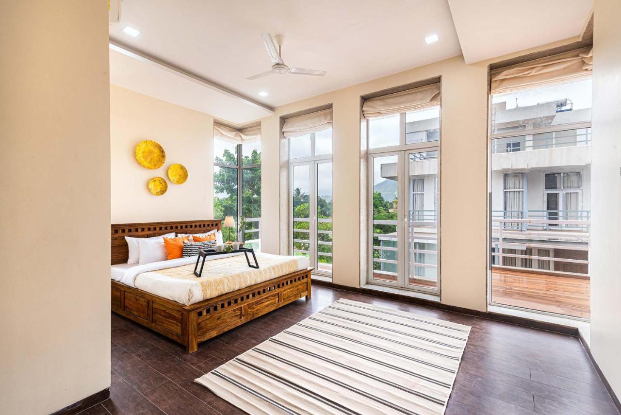 Sierra Skies By Stayvista - A Mountain-View Villa Featuring A Rooftop Swimming Pool, Jacuzzi, Turf, And A Gym For An Elevated Stay Lonavala Exteriér fotografie